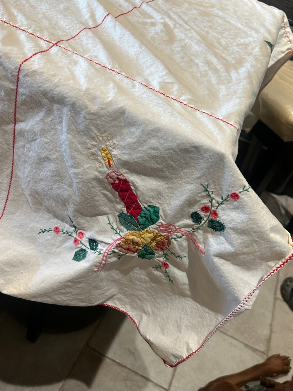 Vintage White Tablecloth with Red and Green Embroidered Wreath Motifs - Picture 11 of 14
